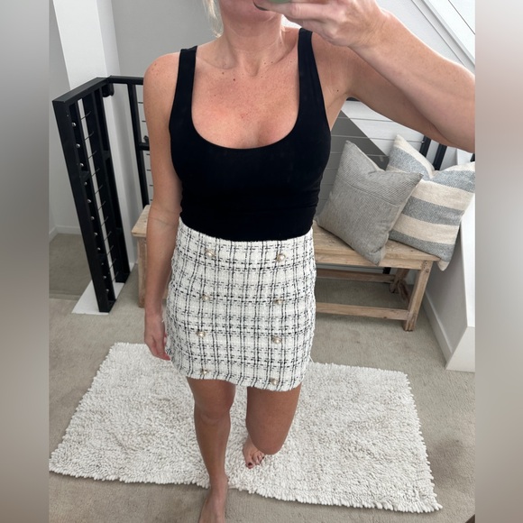 Amazon White & Black Tweed Mini Skirt w/ Pearl Button Detail Holiday Festive S - Picture 3 of 9